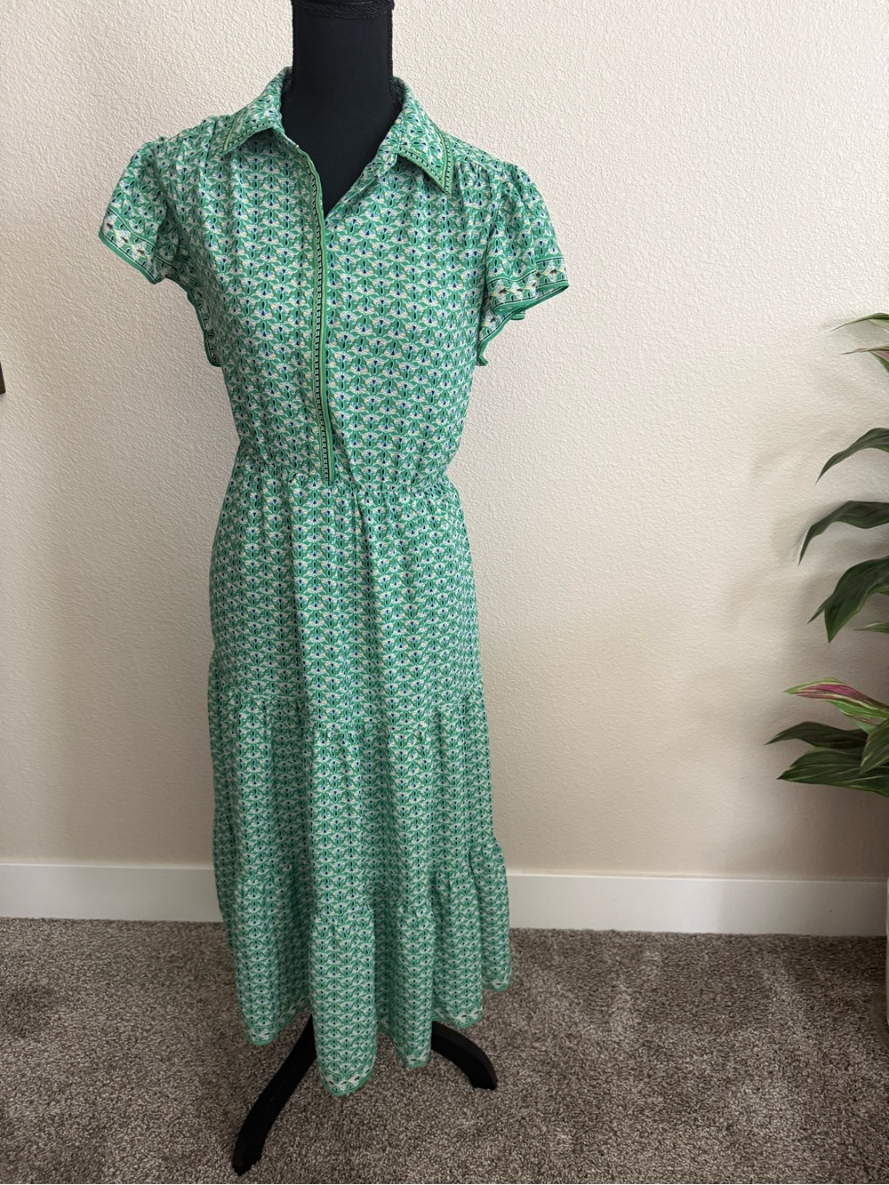 Max Studio Green Printed Short-Sleeve Collared Midi Dress, size M